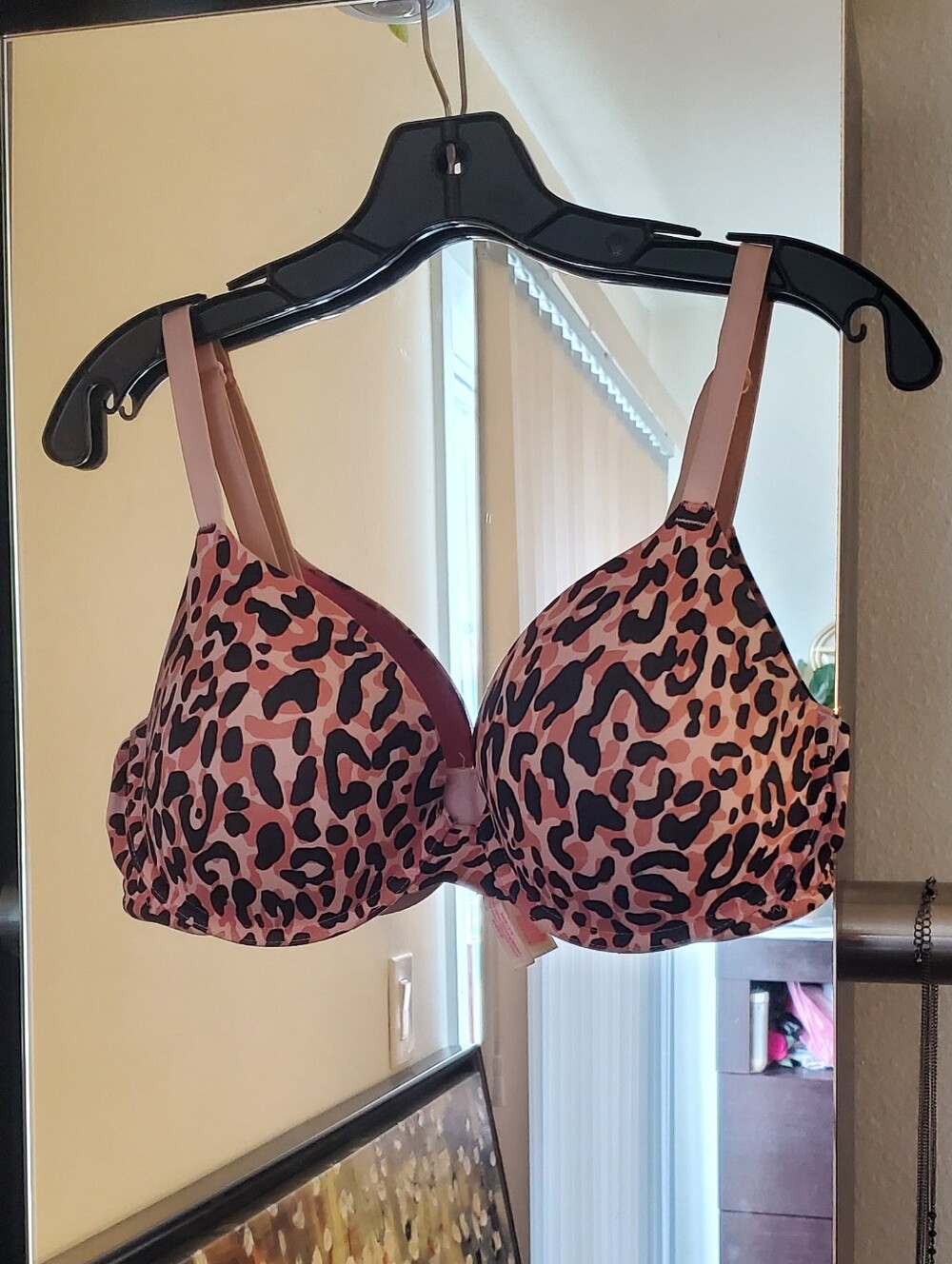 💕 VS Pink 💕 34DD Pink Leopard Print Bra